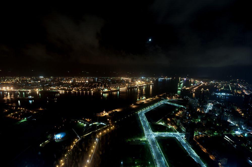 85 Sky Tower Hotel Kaohsiung Luaran gambar Aerial view of the city at night