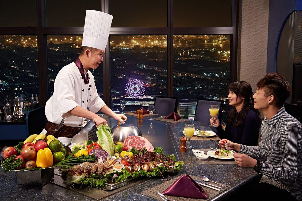 85 Sky Tower Hotel Kaohsiung Luaran gambar A chef at work