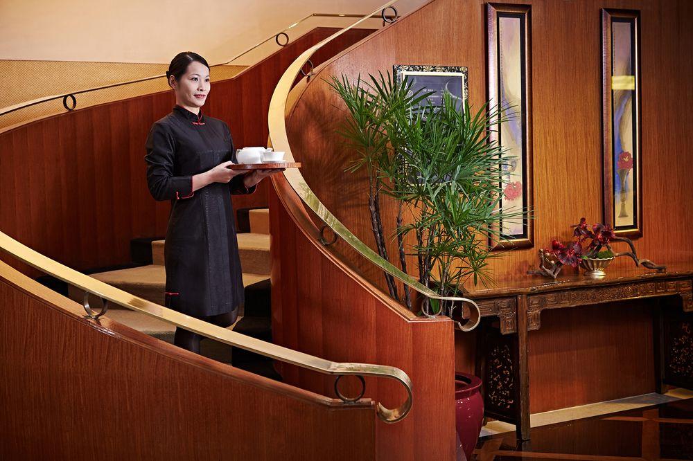 85 Sky Tower Hotel Kaohsiung Luaran gambar A hotel butler in Hong Kong