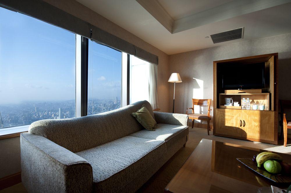 85 Sky Tower Hotel Kaohsiung Luaran gambar A suite at the hotel