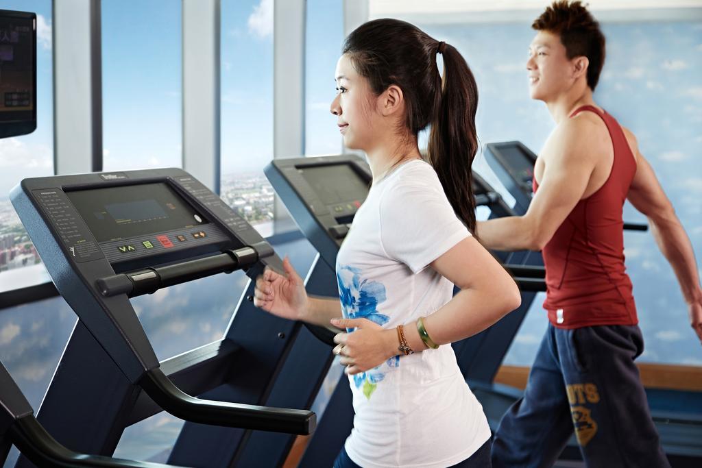85 Sky Tower Hotel Kaohsiung Luaran gambar A treadmill in use