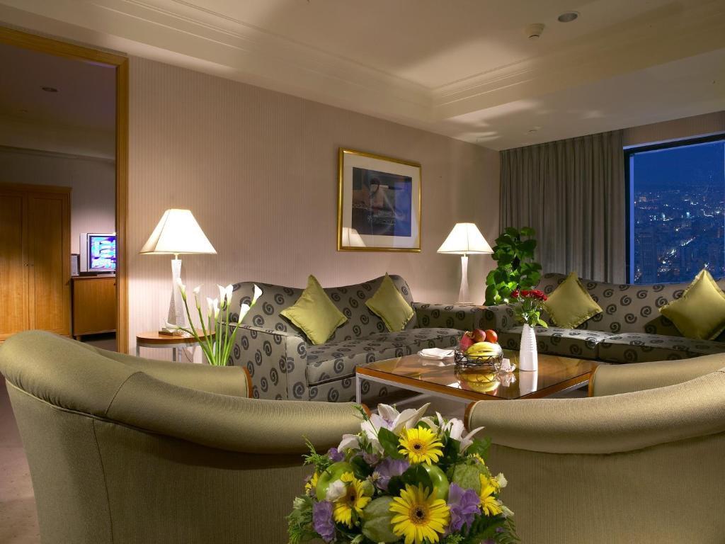 85 Sky Tower Hotel Kaohsiung Luaran gambar A living room in a suite at the Conrad Hong Kong