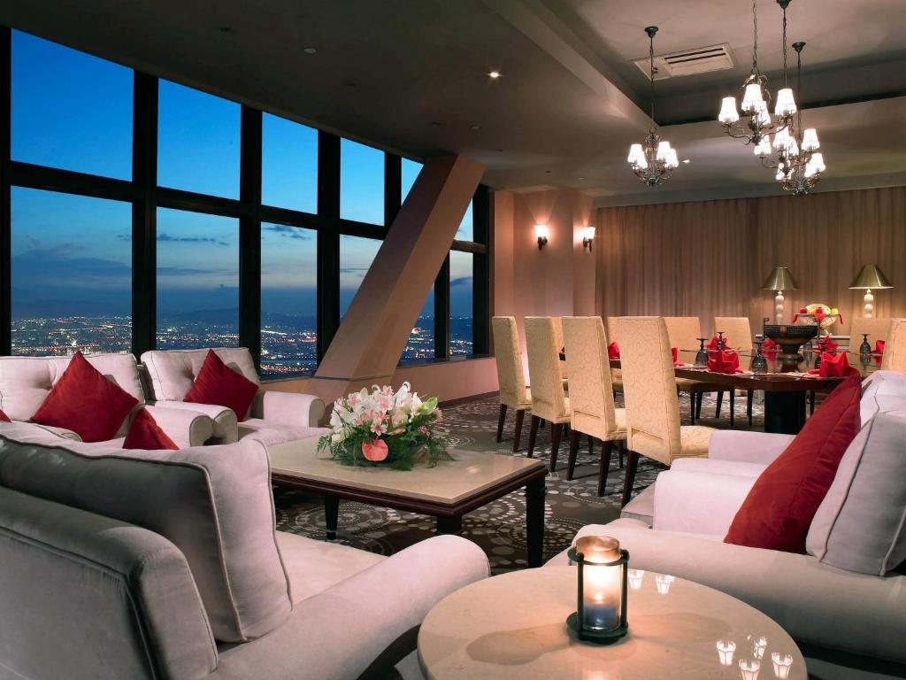85 Sky Tower Hotel Kaohsiung Luaran gambar A suite at the Mandarin Oriental, Tokyo