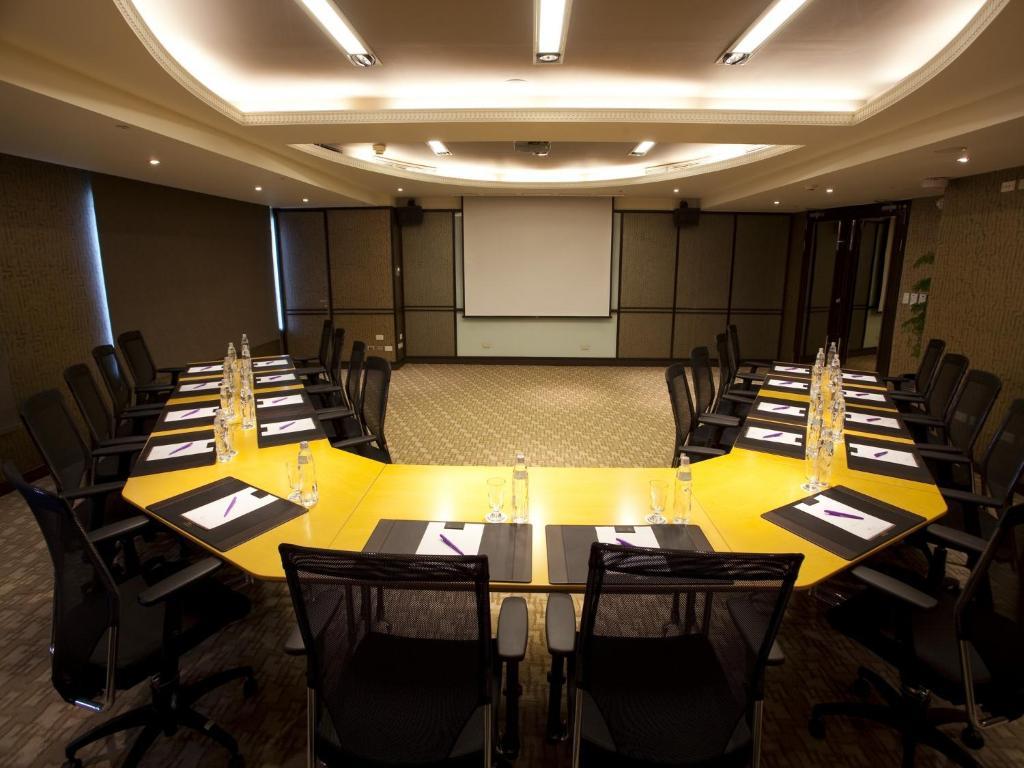 85 Sky Tower Hotel Kaohsiung Luaran gambar Meeting room