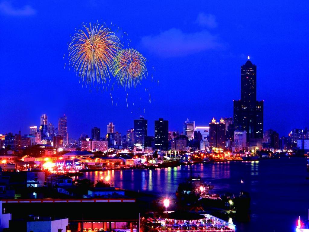 85 Sky Tower Hotel Kaohsiung Luaran gambar Fireworks over the skyline of Kaohsiung