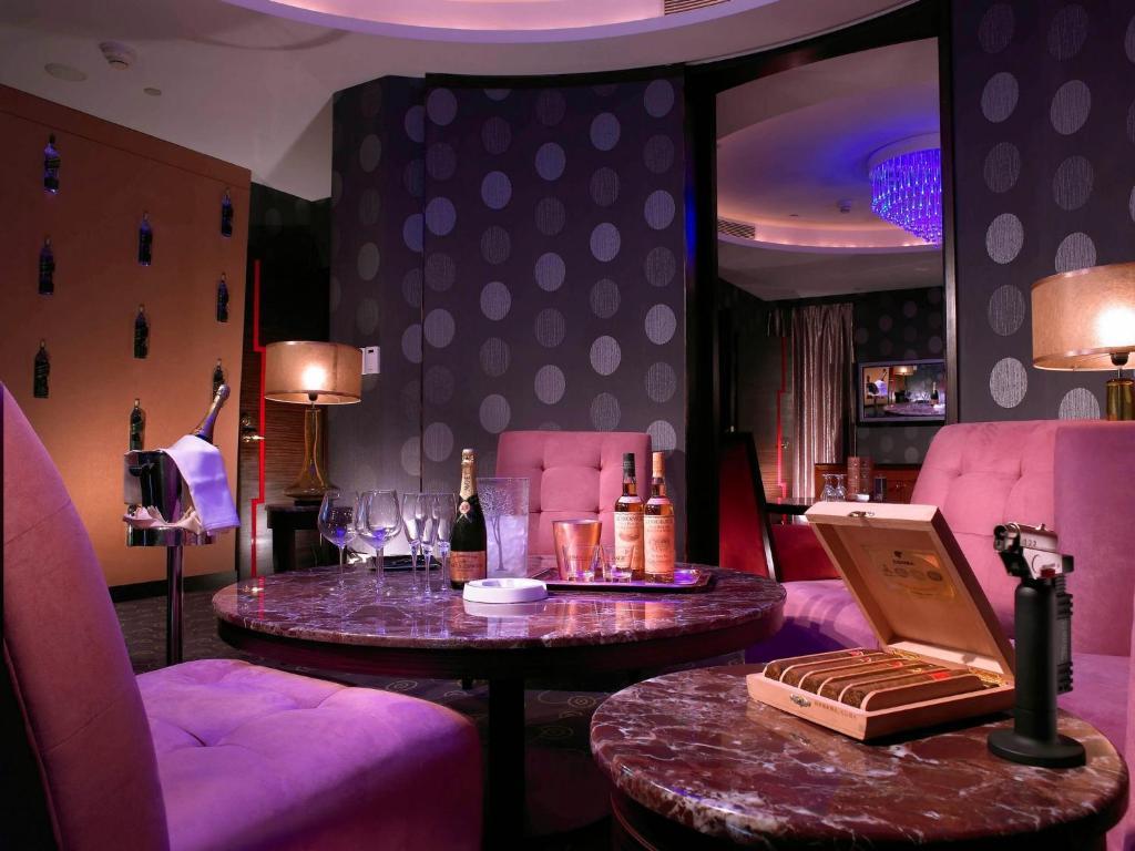 85 Sky Tower Hotel Kaohsiung Luaran gambar The bar at the Mandarin Oriental, Paris