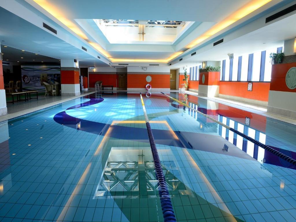 85 Sky Tower Hotel Kaohsiung Luaran gambar Swimming pool