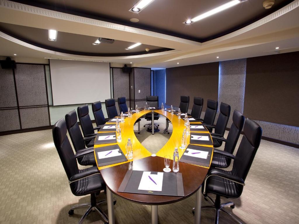 85 Sky Tower Hotel Kaohsiung Luaran gambar A boardroom