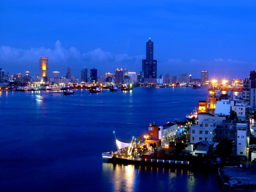 85 Sky Tower Hotel Kaohsiung Luaran gambar Keelung Harbor at night