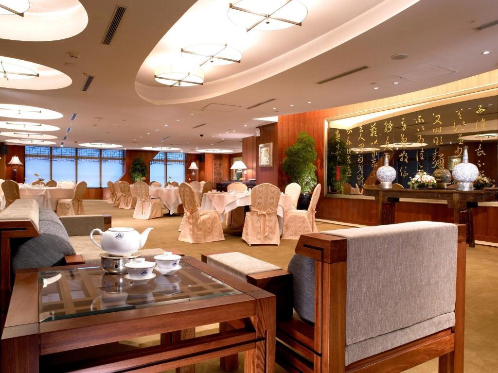 85 Sky Tower Hotel Kaohsiung Luaran gambar The lounge at Beijing Capital International Airport