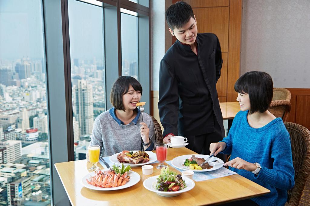 85 Sky Tower Hotel Kaohsiung Luaran gambar A Thai waiter serving customers