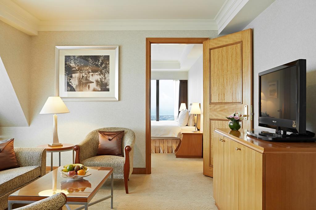85 Sky Tower Hotel Kaohsiung Luaran gambar A suite at the Conrad Hong Kong