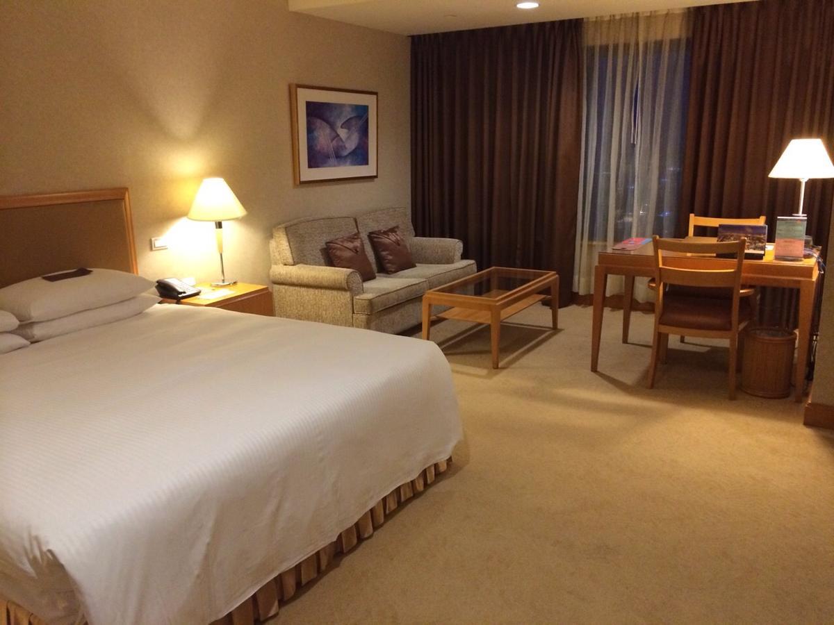 85 Sky Tower Hotel Kaohsiung Luaran gambar A room at the hotel