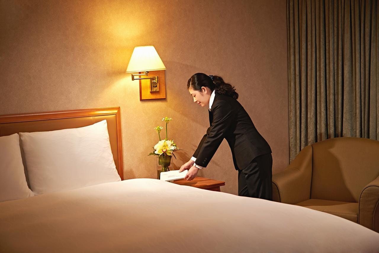 85 Sky Tower Hotel Kaohsiung Luaran gambar A chambermaid making a bed