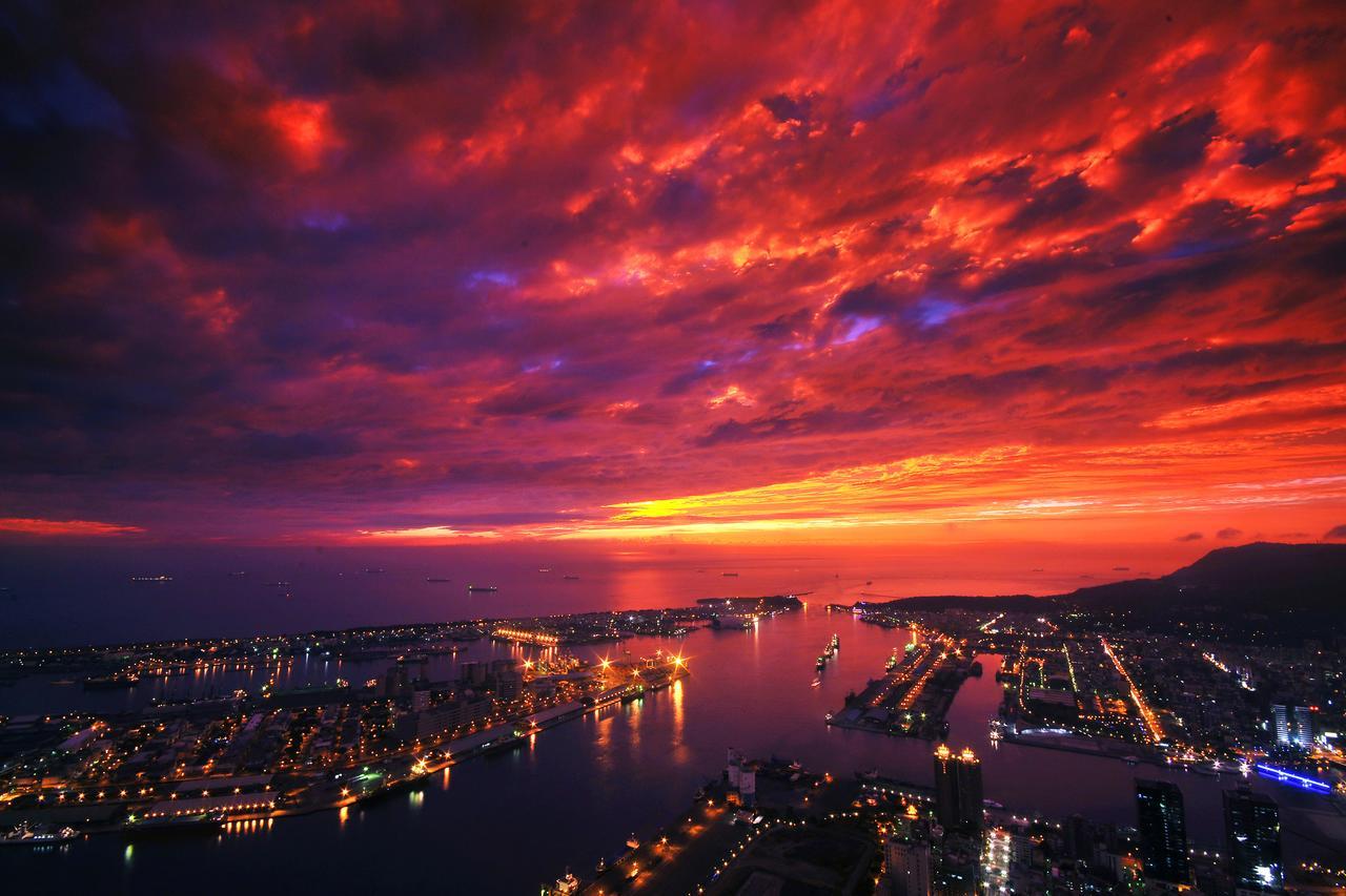 85 Sky Tower Hotel Kaohsiung Luaran gambar Sunset over the Gulf of Saint-Tropez
