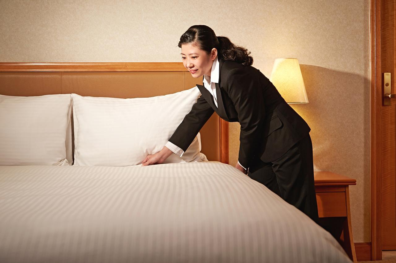 85 Sky Tower Hotel Kaohsiung Luaran gambar A chambermaid making a bed