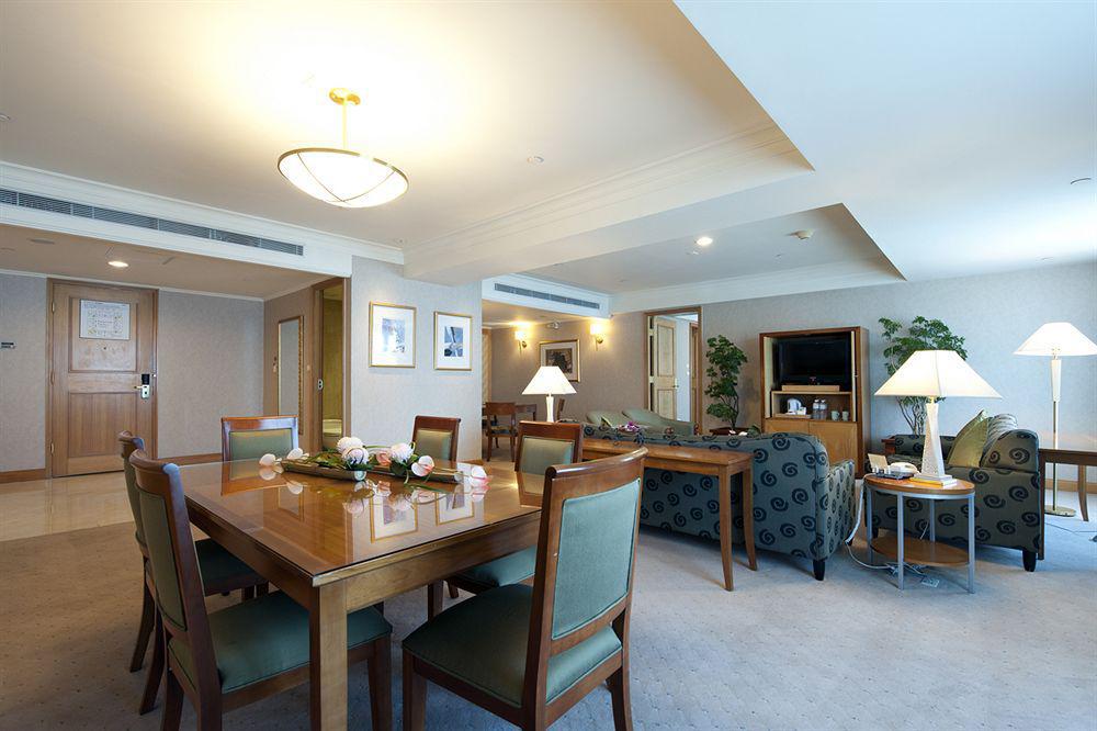 85 Sky Tower Hotel Kaohsiung Luaran gambar A suite at the hotel